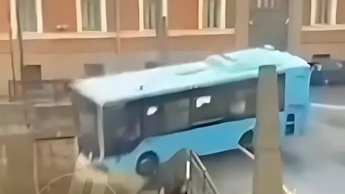 Падение автобуса в реку и спасение людей в Санкт-Петербурге попало на видео