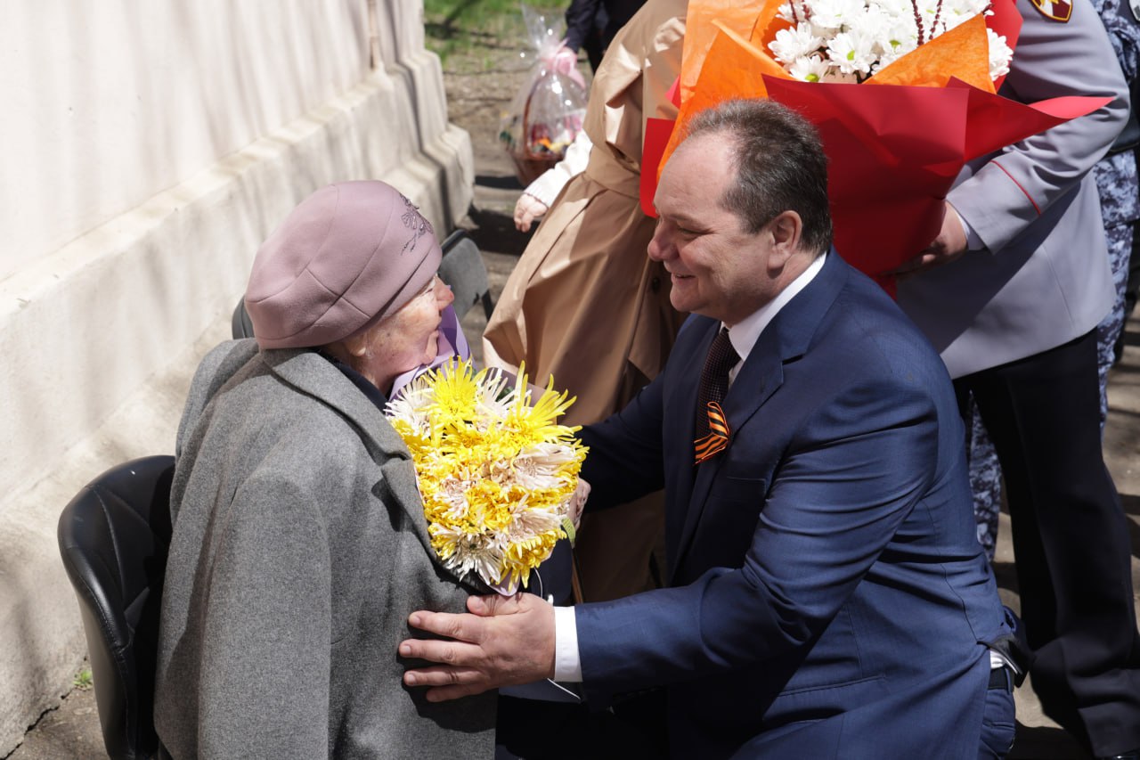 Губернатор ЕАО Ростислав Гольдштейн поздравил труженицу тыла Анну Цымбал с Днём Победы