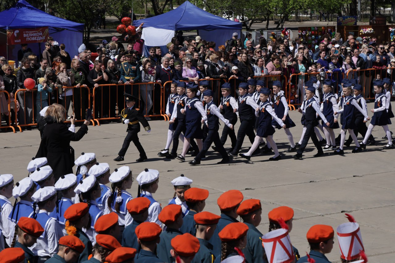 Парадом патриотических клубов, объединений, кадетских корпусов продолжилось празднование Дня Победы в Биробиджане